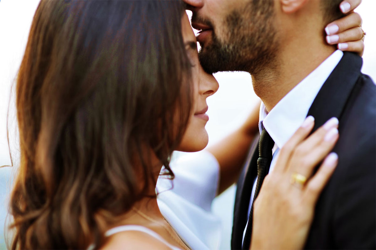 Kissing at the wedding